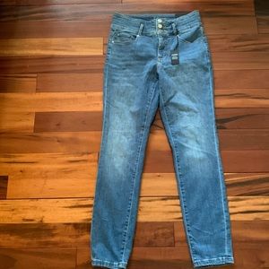 Womens size 6 high rise jeans.